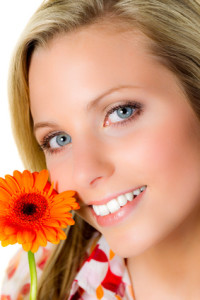 junge frau mit blume
